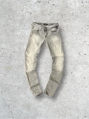 Replay Luz grå slim fit jeans - Snygga grå jeans från Replay, modell Luz, med tajt passform och klassisk femficksdesign. Storlek W27 men också väldigt töjbara så kan passa större. Tillverkade i mjukt jeansmaterial som sitter tajt och bekvämt. Pris kan diskuteras vid enkel affär!