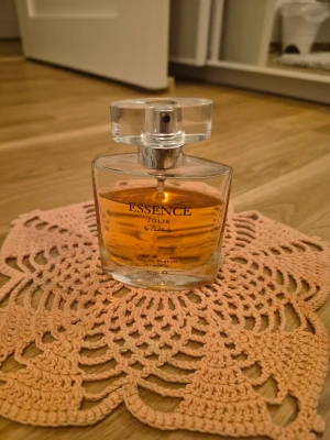 Essence Jolie Eau de Parfum - Modern och elegant Eau de Parfum för kvinnor. Flaskan innehåller 50 ml och passar perfekt för dig som vill ha en stilren doft i vardagen. Enkel att ta med i väskan.