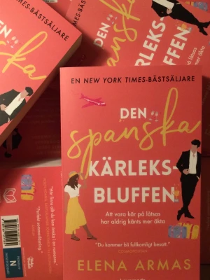 Den spanska kärleksbluffen av Elena Armas - En somrig enimies to lovers romance🌶☀️ Helt i nyskick, pocket📚 Pris på vanliga bokhandlar: ca 100-125 kr🕯 Det är bara att skriva om du har några frågor💕