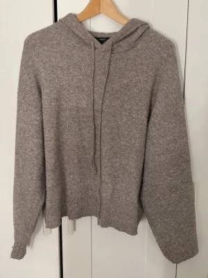 Stickad Hoodie - Brun stickad hoodie från Lindex storlek XS. Den har inga skavanker och är som ny, skriv gärna för fler bilder, frågor eller prisförslag.