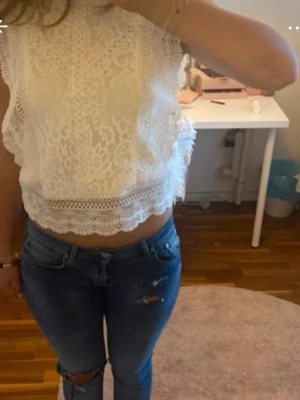 Vit spets blus - Säljer en vit spetsblus i fint skick! Det är en luftig somrig blus som passar perfekt till ett par jeans eller en kjol. Köpte den på Vinted men tyvärr passar den inte. (Lånad bild)