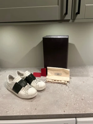 Valentino open - Hej! Säljer nu mina valentino open skor som är i bra skick! Denna mörk gröna färg säljs inte längre. Allt ni ser i bilderna ingår förutom kvittot då jag tappat bort de. Vid några frågor eller funderingar är de bara att höra av sig!😊 Priset är inte hugget i sten!