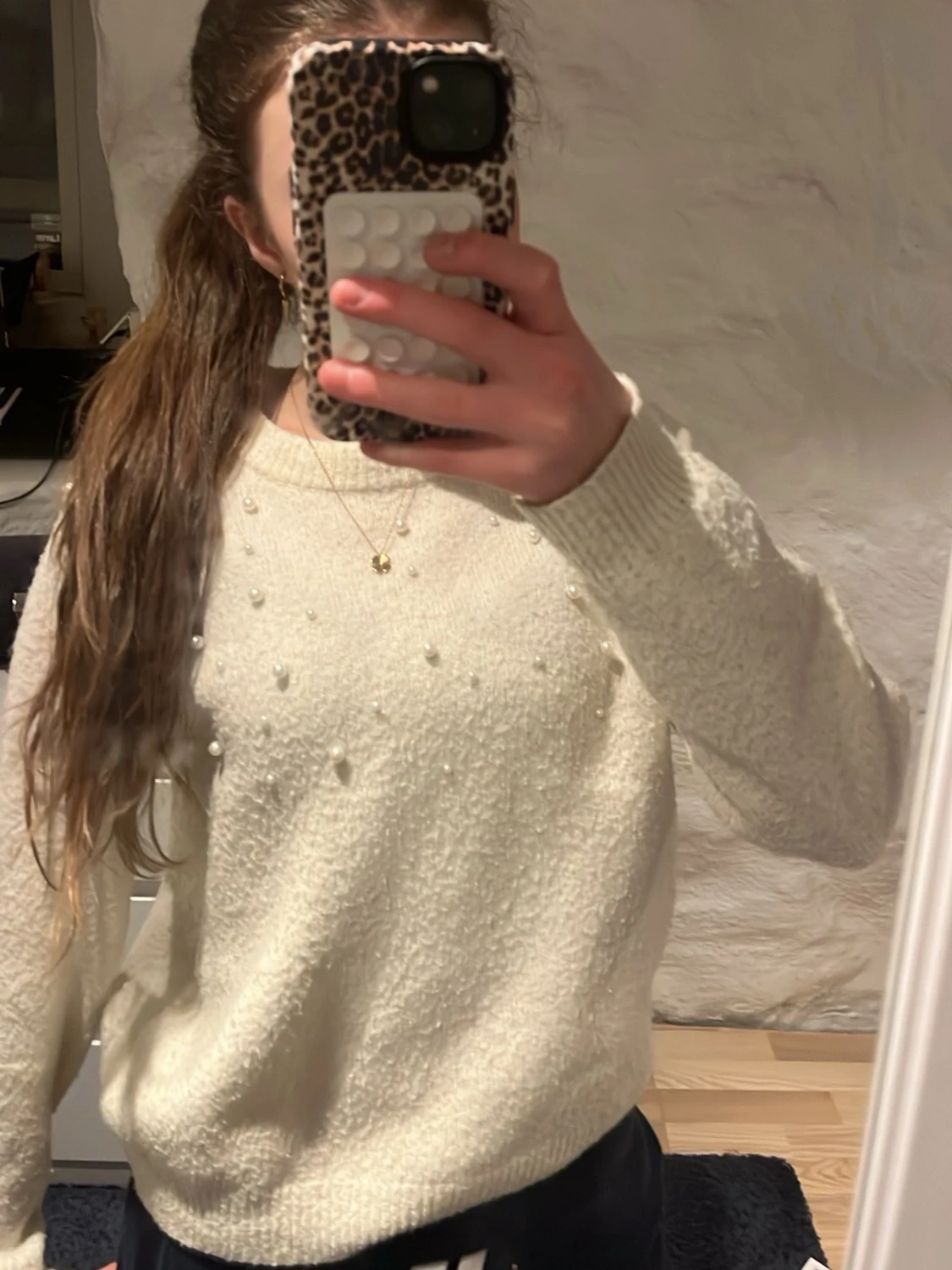 Vit stickad tröja med pärlor
