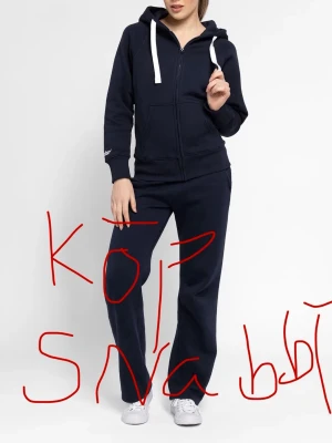 Russe merch set - Mörkblå mjukisbyxor i bomull med normal passform och raka ben. Byxorna har resår i midjan och är perfekta för chill dagar eller träning. Matcha med hoodie för en komplett look. Och nån liten fet fläck på bene