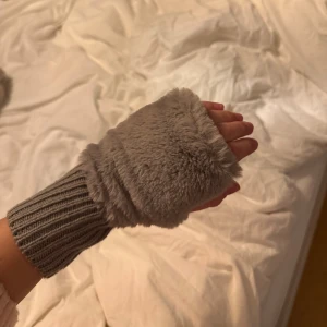 Fluffiga torgvantar  - Gråa stickade torgvantar med fluff på ovansidan. Oanvända.