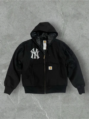 Carhartt Jacka | XL/L - Mått  Bredd: 64 cm Längd: 67 cm Arm längd: 66 cm Inga defekter eller skador skriv vid frågor och funderingar! 