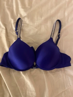 💙Blå bh med strassdetaljer💙 - Snygg blå bh från newyorker med vadderade kupor och justerbara axelband dekorerade med strass, liknar Victoria secret. Bh:n har en slät och stilren design. Perfekt för dig som vill ha något extra till outfiten. 