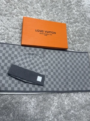 Louis Vuitton rutigt set - Snyggt set från Louis Vuitton i grå med box påse o har kvitto priset kan diskuteras 