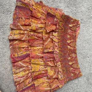 Färgglad volangkjol från Zara - Superfin kort volangkjol från Zara. I storlek s men skulle säga att den passar som xs också. Säljer den då den inte används längre ❤️❤️