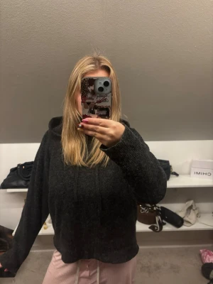 Jättemysig stickad hoodie  - Jättefin stickad hoodie som är superskön. Säljer på grund av att den blivit för liten.