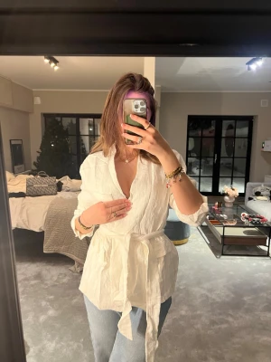 Kavaj/ kofta  - Super fin kofta eller kavaj men tyvärr slitage inuti. Går att stryka! Står L men skulle säga M