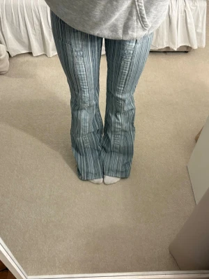 Coola jeans  - Coola utsvängda jeans!! 🫶🏽