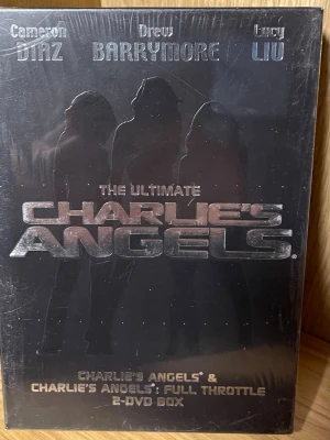 Charlie's Angels & Charlie's Angels: Full Throttle 2-DVD Box - The Ultimate Charlie's Angels 2-DVD box med båda filmerna och massor av extramaterial. Innehåller action, komedi och special features som bakom kulisserna, borttagna scener och musikvideor. Oöppnad och i nyskick.
