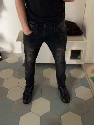 Indicode Jeans - Säljer ett par goa jeans från Indicode med Slitningar. Skriv om du har några frågor eller funderingar!!! Sitter precis som Jack and Jones modell slim Glenn 