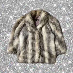 Lyxig fuskpälsjacka  - Vintage lyxig grå fusk pälsjacka från Artfur med en mjuk och fluffig känsla. Jackan har en klassisk design med långa ärmar och en bekväm passform. 