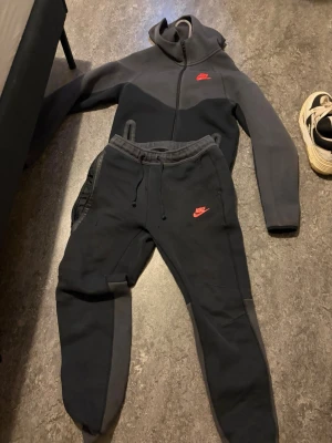 Nike tech tracksuit - Skön dress ganska använd! För fler frågor kom dm