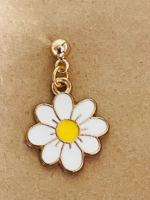 By prisförslag- 1 st örhänge Blomma - Perfekt för dig som vill sticka ut och addera lite flower power till din outfit.