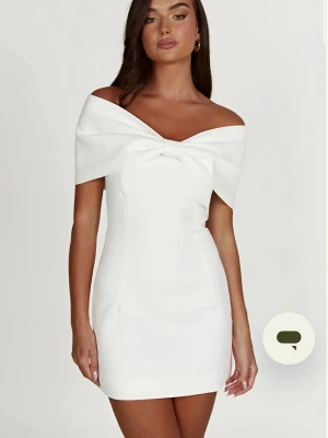 Vit offshoulder kortklänning med rosett - Supersnygg vit kortklänning med offshoulder och stor rosett framtill. Klänningen har en figurnära passform och knappar i ryggen som detalj. Perfekt för dig som ska ta studenten eller examen! Köpt för ca 2000kr. Prislappen är kvar! Pris kan diskuteras!💕