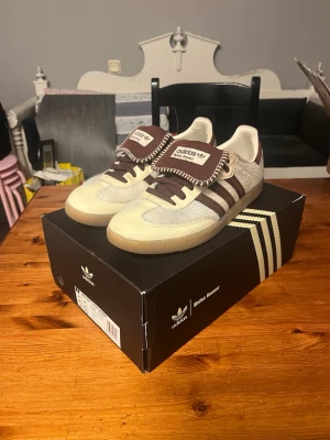 Adidas  Wales Bonner Samba  - Snygg adidas skor i bra skick! Allt original inklusive kvitto följer med!