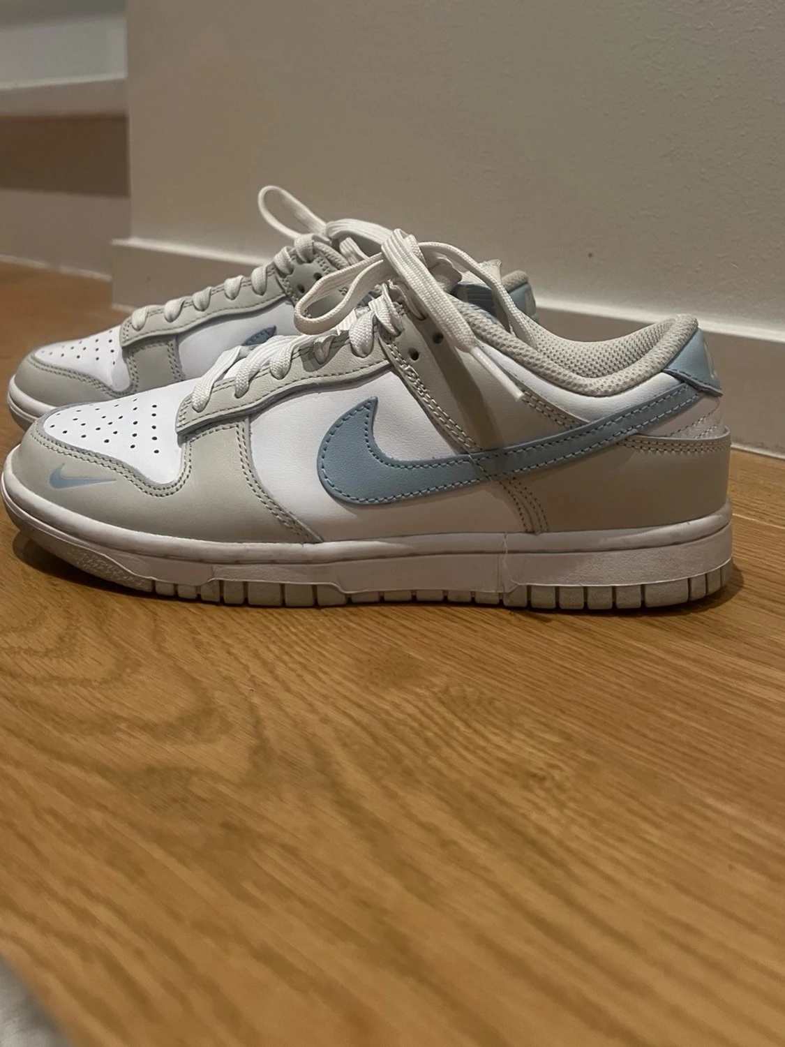 Nike Dunk Low vit och ljusblå