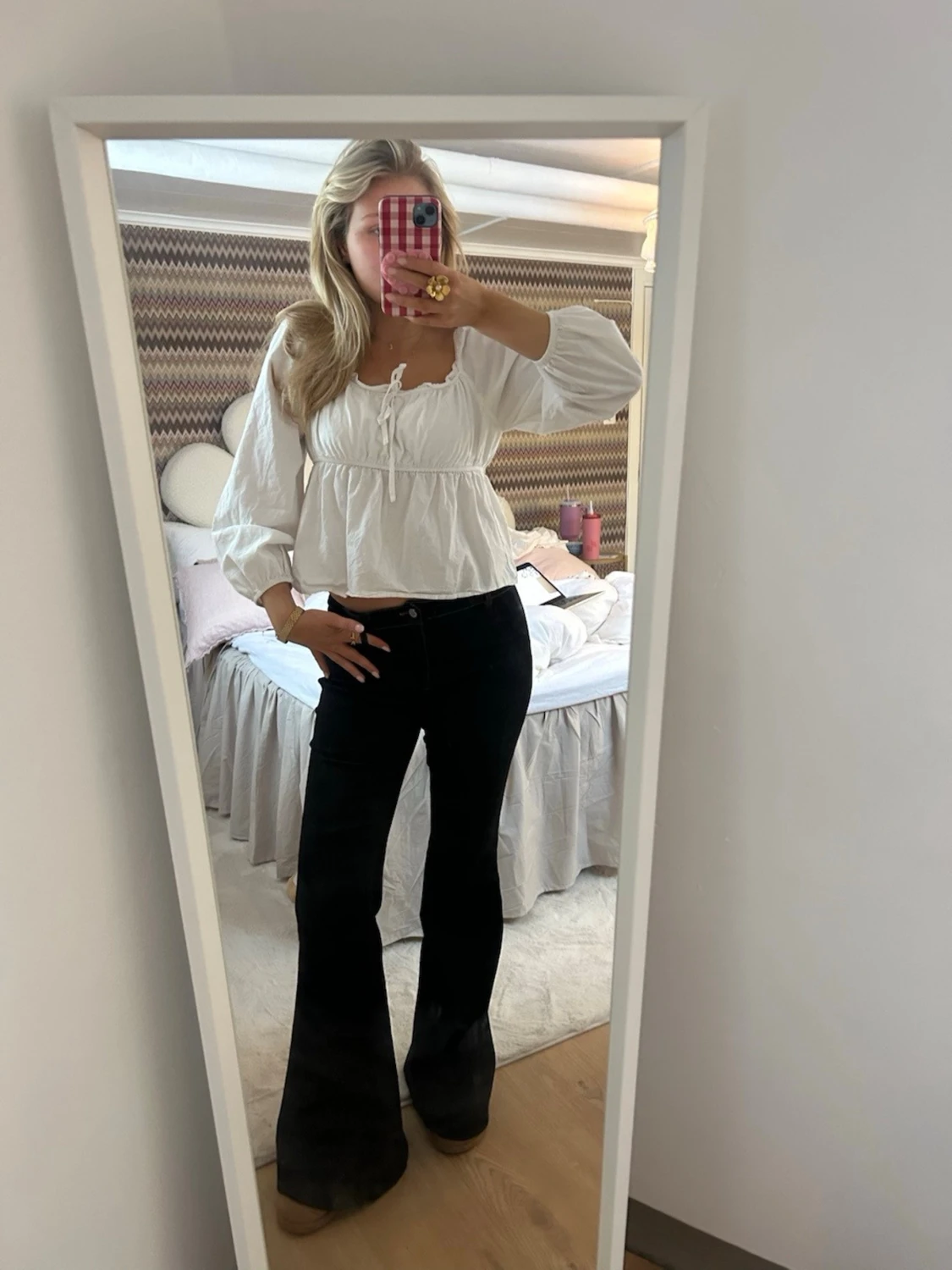 Vit blus med knyt och puffärm