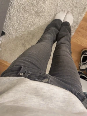 True Religion Joey Low Rise Flare Jeans - så snygga gråa jeans från true religon i modell joey, de är uppsydda så de passar om du är runt 155, knappt använda 💓