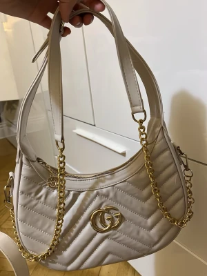 Beige väska  - helt ny. skriv om ni vill ha fler bilder 