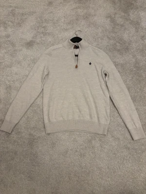 Grå Morris halv-zip tröja - En stilren grå halv-zip tröja från Morris i storlek M säljes. Tröjan är i mycket bra skick och väl omhändertagen. Observera dock att tröjan har krympt något vid tvätt, och passar därför bäst en person som normalt bär storlek S eller till och med XS. Perfekt för höst och vår!