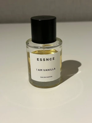 Essnce parfym - Använd. Se bild hur mkt det är kvar i