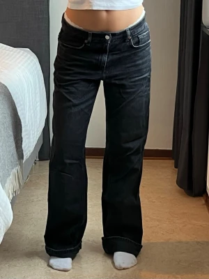 OTROLIGA svarta jeans från Zara 💗✨ - Säljer dessa sååå fina svarta jeans från Zara!💗  Verkligen den perfekta tvätten! De har snygg patina och slitningar/hål vid hälarna, men inget som stör speciellt!!✨💓  De är i storlek 38, jag är ca 165cm och har vanligtvis S!💕💕  Midja: 40cm Innerben: 83cm Benöppning: 25cm  Skriv för frågor eller fler bilder! 💗💗