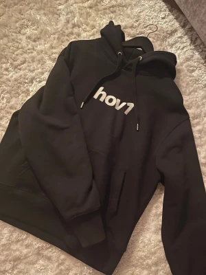 Hov1 hoodie - Mycket fin hov1 hoodie som fortfarande känns helt som ny!!! Från deras merch 2021 Använd max 5ggr Mycket fint material, lite oversized Finns ej att köpa längre! Produkten tvättas innan leverans 💗