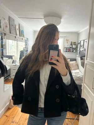 Kappa  - Säljer en jättefin mörkblå kappa från Design by Si. Använd och en av knapparna har fallit av, men det medföljdes en extra knapp(se bild) Storlek XS/S (Alla bilder är mina!) 