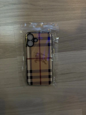 Burberry Skal ~ Iphone 16 Plus - Denna är helt oanvänd och är i nytt skick, Fraktar så fort man köper. om ni har några frågor är det bara att fråga på👌🏽