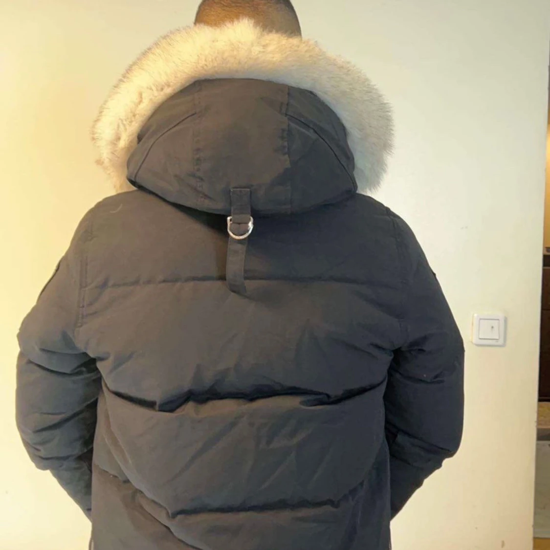 Svart dunjacka med päls från Moose Knuckles - 3