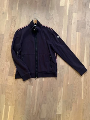 Moncler Zip  - Moncler Zip. Sitter perfekt på mig som är 186cm och 80kg. Skulle säga size L. Stretchig. 