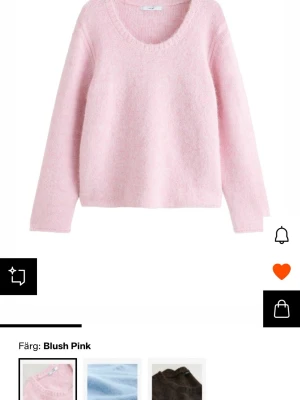 Ljusrosa fluffig stickad tröja - Supermysig ljusrosa stickad tröja från next med rund halsringning och lång ärm. Helt oanvänd! Säljer pga dubbel i julklapp och gick ej att lämna tillbaka! Nypris:400 på Zalando🩷