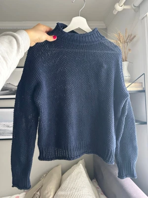 Stickad tröja - Säljer denna jättefina hemstickade, oanvända mörkblå tröja!
