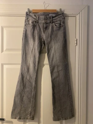 Grå bootcut jeans från Bershka - Gråa bootcut jeans från Bershka i storlek 38. 