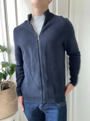 Massimo dutti full zip  - Massimo dutti full zip, inga större defekter. Modellen är 180 cm 75 kg och bär storlek L (det står XL men Massimo är lite konstiga i sina storlekar så hade nästan kunnat säga den är M). Kom med frågor! 