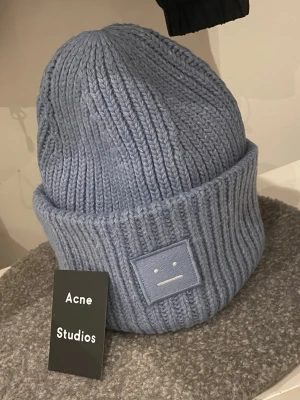 Acne mössa - Jättefint skick. Skickar snabbt🙂Priset är fast!