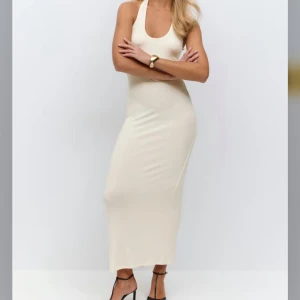 Creme vit halterneck klänning - Halterneck klänning från Gina tricot. Säljer då den inte kommer till användning! Slutsåld på hemsidan. 💕