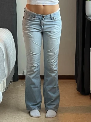 OTROLIGA vintage Levis 525 i drömwash 💗✨ - Säljer dessa helt sjuuukt snygga ljusblå Levis 525 i den absolut finaste tvätten!! De har en sååå fin lowwaist bootcut passform som formar kroppen så bra!! ✨💓  Det finns ett litet lagat hål på ena låret och de är lite slitna mellan lår och vid hälar, men inget av detta märks eller stör alls när man har dem på!✨💓  De är i storlek 28/32, jag är ca 165cm och brukar ha S, så de sitter verkligen helt perfekt!!💗💗  Midja: 37cm Innerben: 80cm Benöppning: 22cm  Skriv för frågor eller fler bilder!💕💕