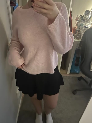 Svart volangkjol med resårmidja - Säljer en svart kortkjol med bred resår i midjan och dubbla volanger. Kjolen har en flowy passform och är superenkel att styla till olika looks. Perfekt för dig som gillar en söt och enkel stil.