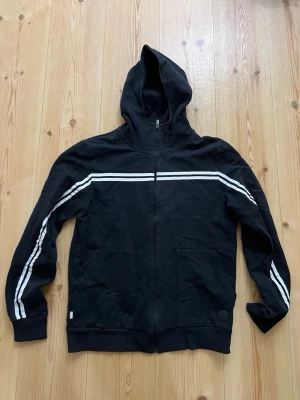 Mouli hoodie - strl.L - Svart hoodie med dragkedja från Mouli