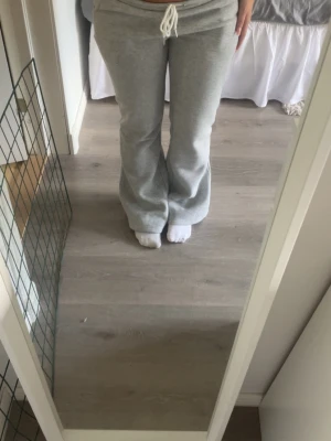 Nitted mjukis byxor  - Grå nitted byxor str M, är 167 och har lagt upp dem men de går att ta ner (på bilderna är dem inte upplagda) 