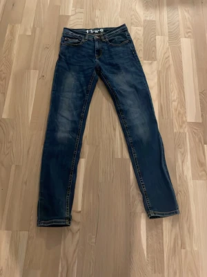 Mörkblåa jeans  - Fina jeans i strl 158. Använd tre gånger ungefär. Hör av om frågor.