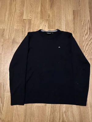 Mörkblå stickad tröja från J.Lindeberg - En snygg mörkblå stickad j-lindberg tröja i storlek S men skulle säga att den är i XS