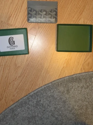 Grå korthållare med snyggt mönster  - Stilren korthållare perfekt att ha i fickan. Får plats med 4 kort och finns plats i mitten.