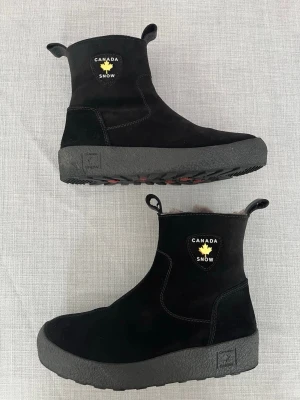 Svarta boots från Canada Snow i mocka - Säljer ett par svarta boots från Canada Snow i mjuk mocka med grov sula och dragkedja på sidan. Insidan är fodrad med päls för extra värme och komfort. Mycket fint skick!