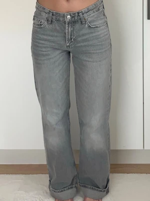 Grå raka jeans  - Superfina raka jeans från Zara💕 jag är 170cm